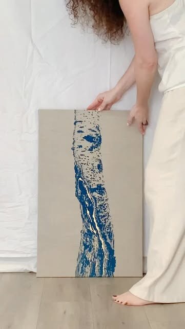 Sara Tana con una de sus cianotipias sobre lino